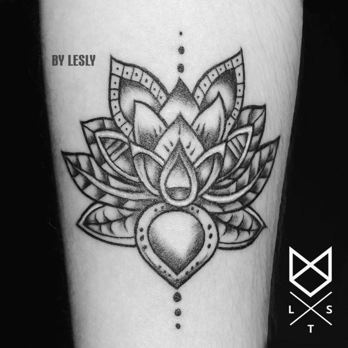 Tatuaggio mandala a punti sul braccio