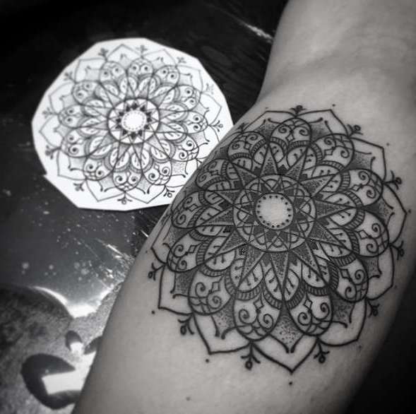Tatouage de mandala sur la jambe