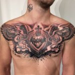 Tatuaje masculino en el pecho