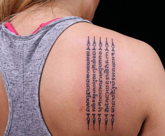 Tätowierung auf der Schulter eines Mädchens