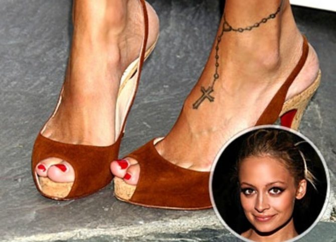 Nicole Richie τατουάζ στον αστράγαλο