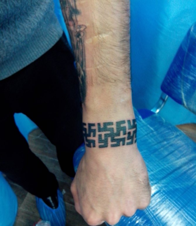 手首のフェザータトゥー