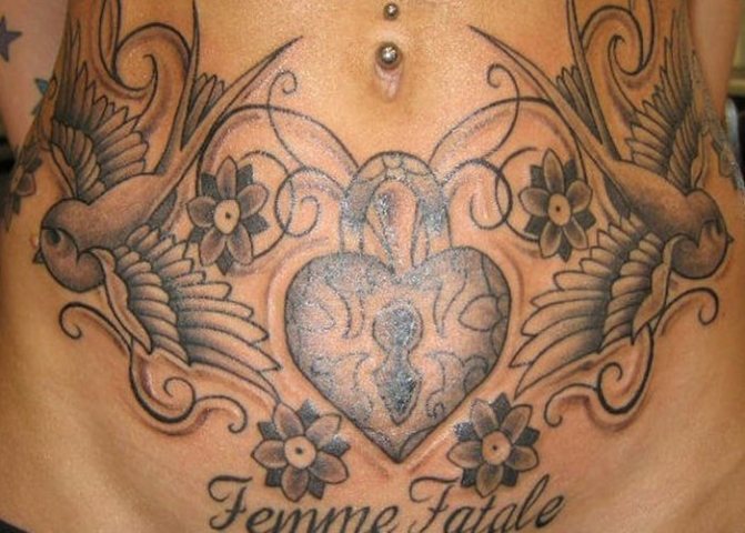 Tatouage sur le ventre pour les filles après l'accouchement pour cacher les vergetures. Avantages et inconvénients.