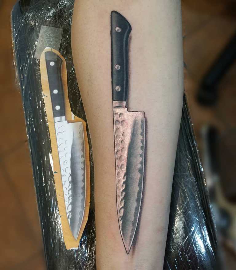 couteau de tatouage à la main