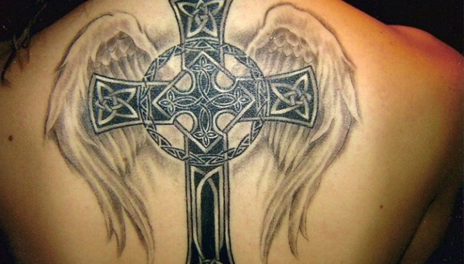 Tatouage amulette croix