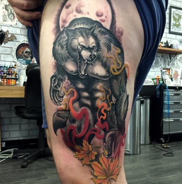 Tatouage lune loup-garou sur les jambes