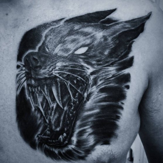 Tatouage de loup-garou sur la poitrine, rictus