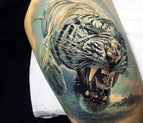 Tatouage d'un tigre souriant - photo