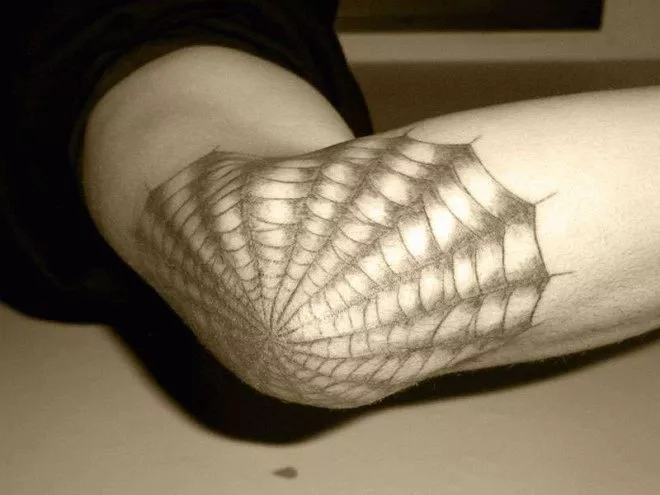 Tatouage de toile d'araignée