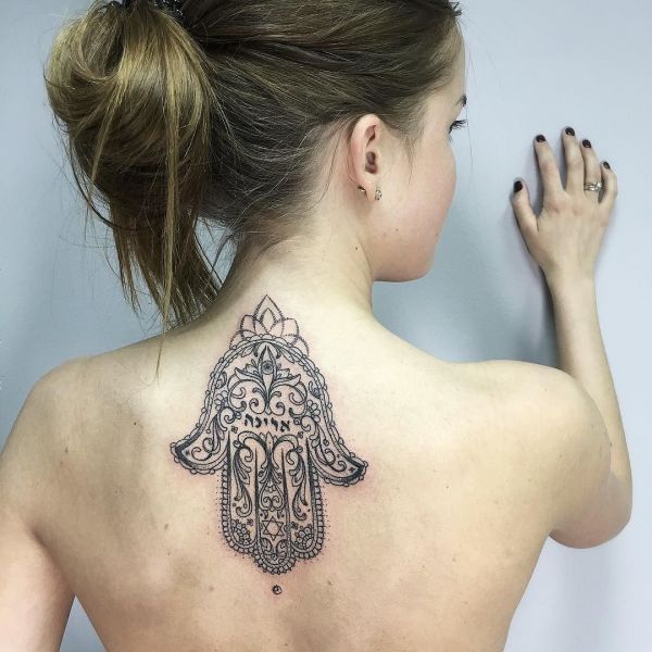 Fejjel lefelé fordított sonkák tetoválása a háton