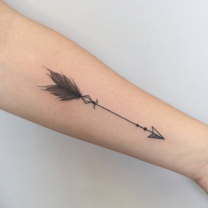 Tatuaje de una pluma en el brazo