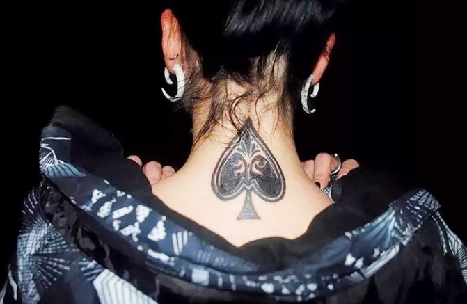 Tattoo of Spades. Signification de la couleur de pique chez les femmes et les hommes.