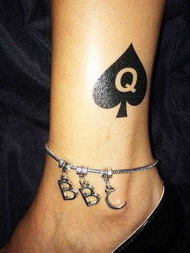 Tattoo of Spades. Signification de la combinaison de pique chez les femmes et les hommes.