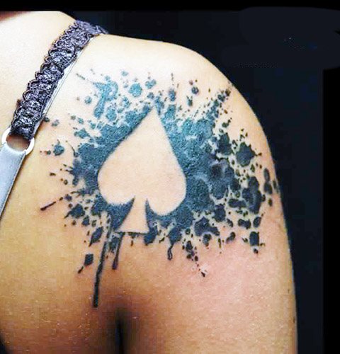 Tattoo of Spades. Signification de la combinaison de pique chez les femmes et les hommes.