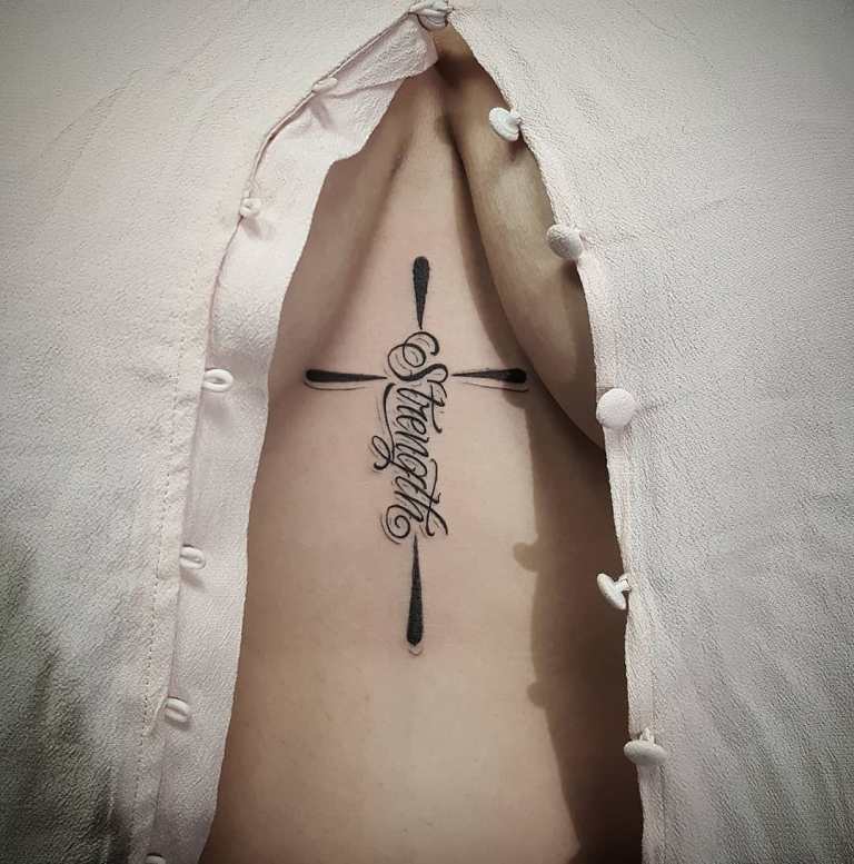 tatouage sur le sternum des filles