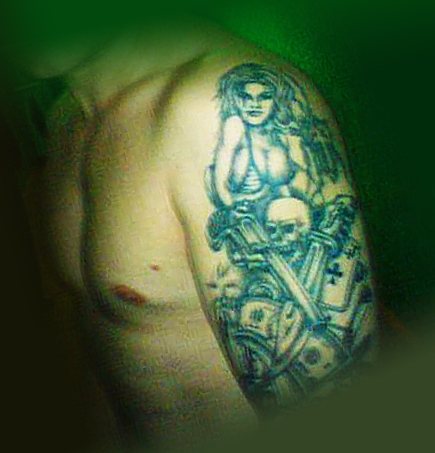 Tatuointi nimeltä sotku olkapäässäsi