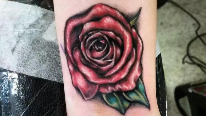 Tatouez une rose sur votre poignet