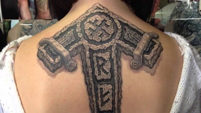 Tatouage de runes réalistes sur le dos