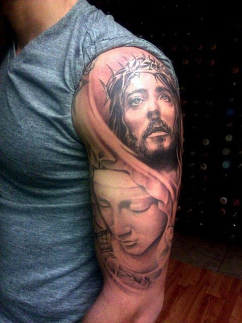 Tatuaje de Jesucristo en el brazo
