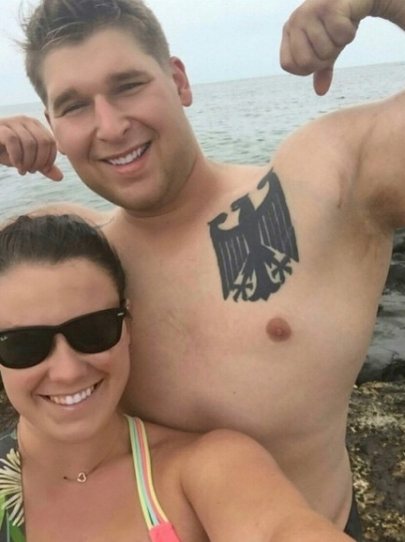 Natsitätoveering mehe rinnal