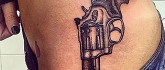 Tatouage avec un pistolet sur le côté d'une fille