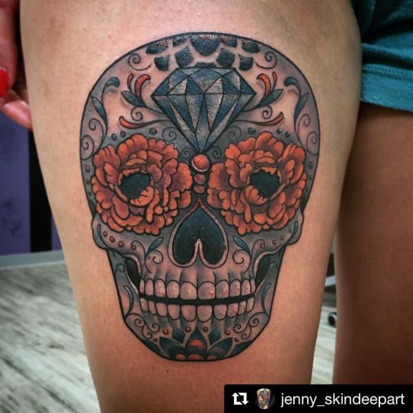 Tatouage de tête de mort en sucre de style mexicain