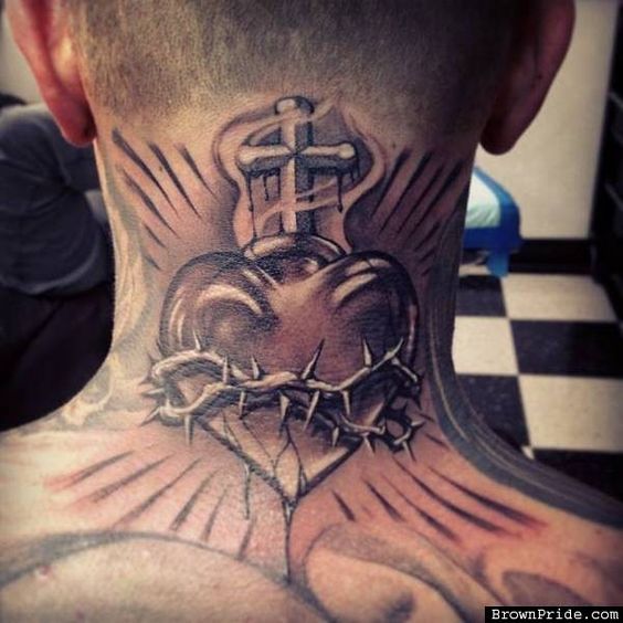 Tatuaje de un corazón y una cruz en el cuello