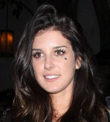 Tatouage d'un cœur sous l'œil d'une fille