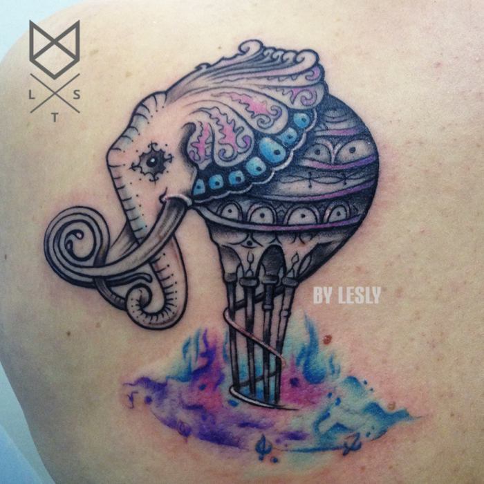 tatouage aquarelle d'éléphant sur le dos