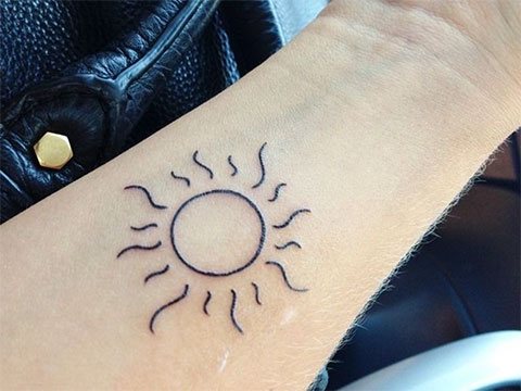 Tatouage du soleil sur le poignet