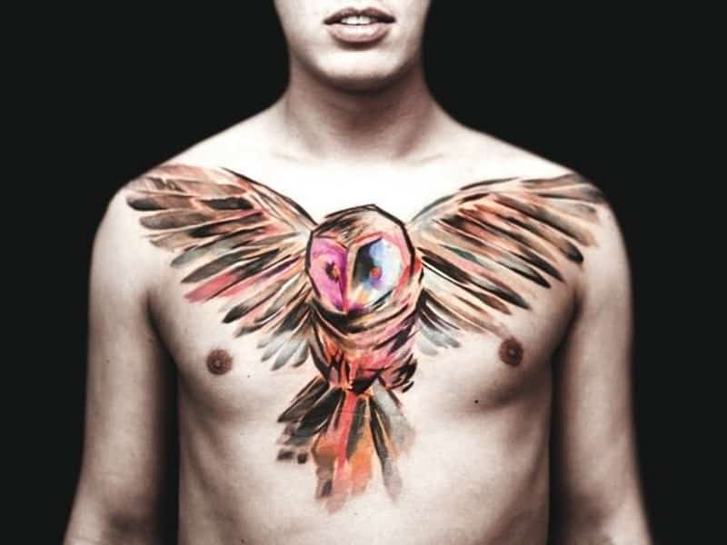 Tatouage d'une chouette sur un homme