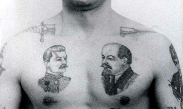 Tatuaje de Stalin y Lenin en el pecho de un preso