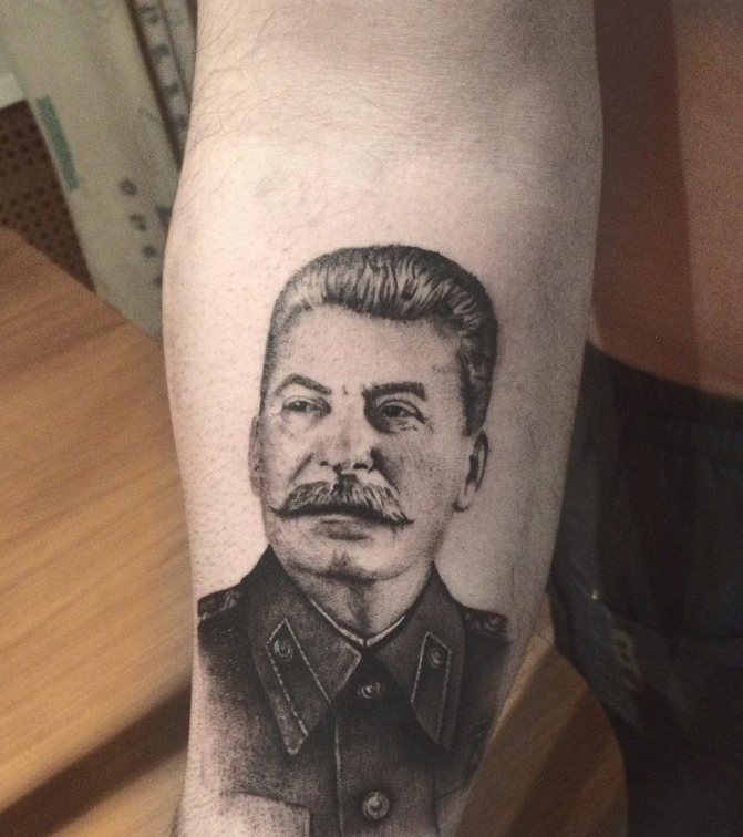 Tatuaje de Stalin en el brazo