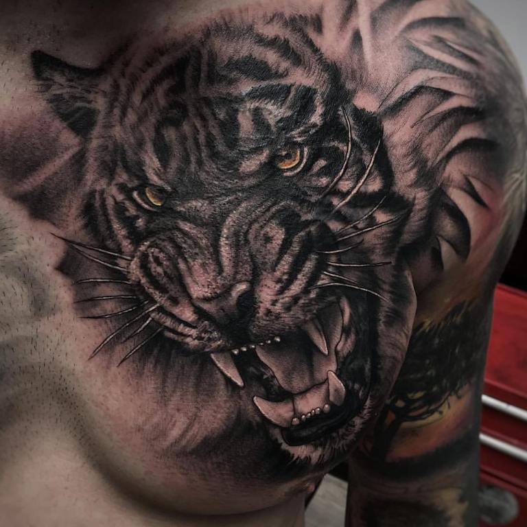 Tatouage d'un tigre sur un homme