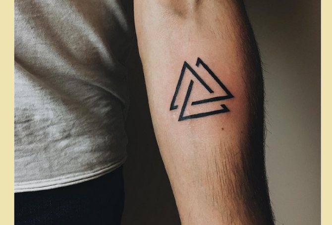 Tatouage : triangles sur le bras