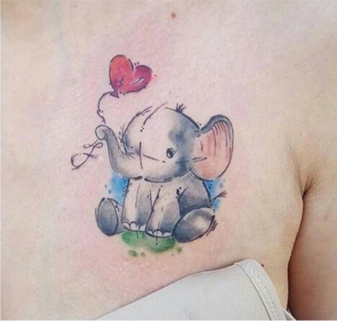 Tatuaje de un bebé elefante y un globo