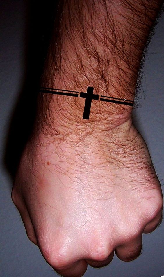 Tatuaje de una cruz en una pulsera