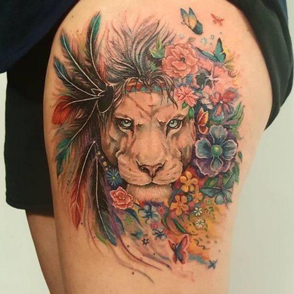 Tatuaggio di un leone con piume multicolori