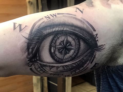 Татуировка с компас - снимка