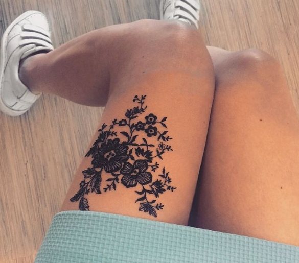 Tatouage de dentelle sur la jambe d'une fille