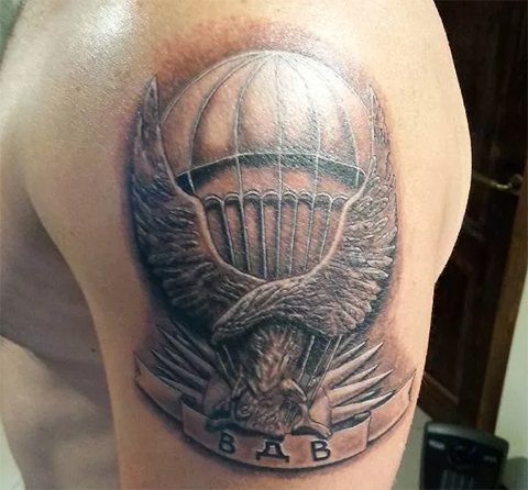 Tatouage de parachute sur l'épaule des troupes aéroportées