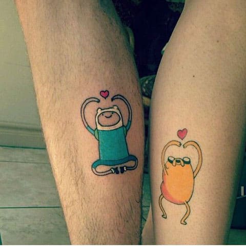 Adventure Time tatuointi ranteessa