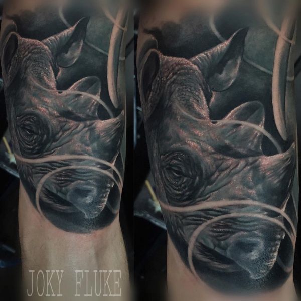 Tatouage d'un énorme rhinocéros style réalisme