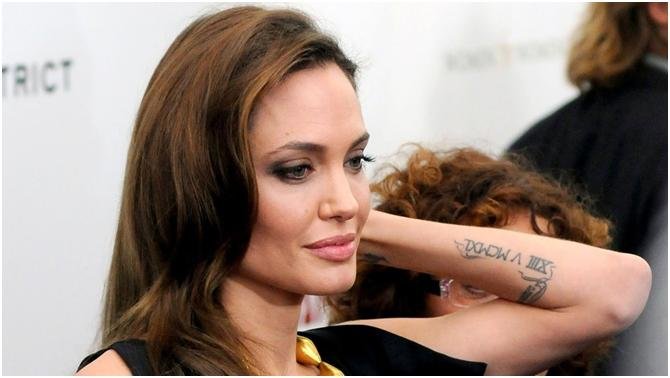 Angelina Jolie tetování