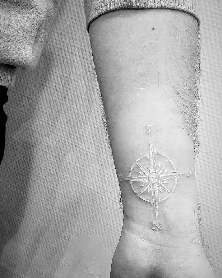 tatouages à l'encre blanche