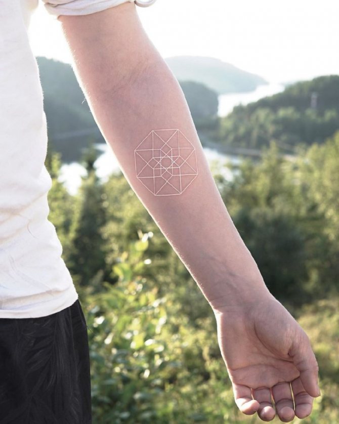 tatouages à l'encre blanche