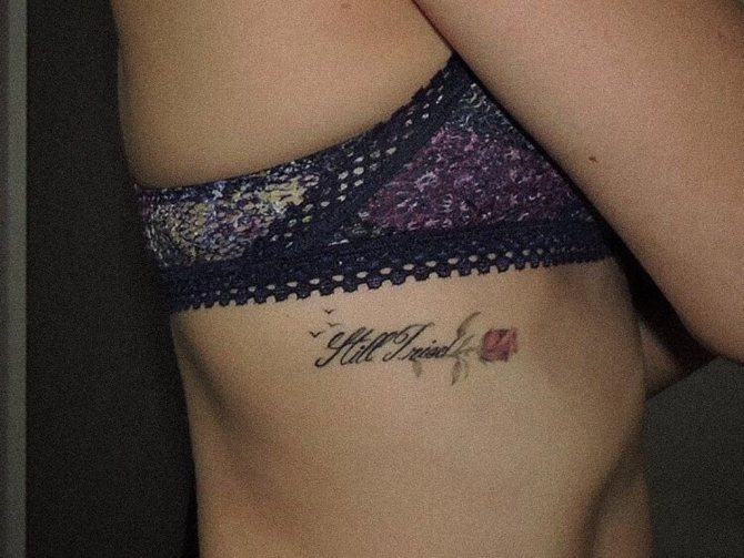 Tatouages de côtes pour les filles