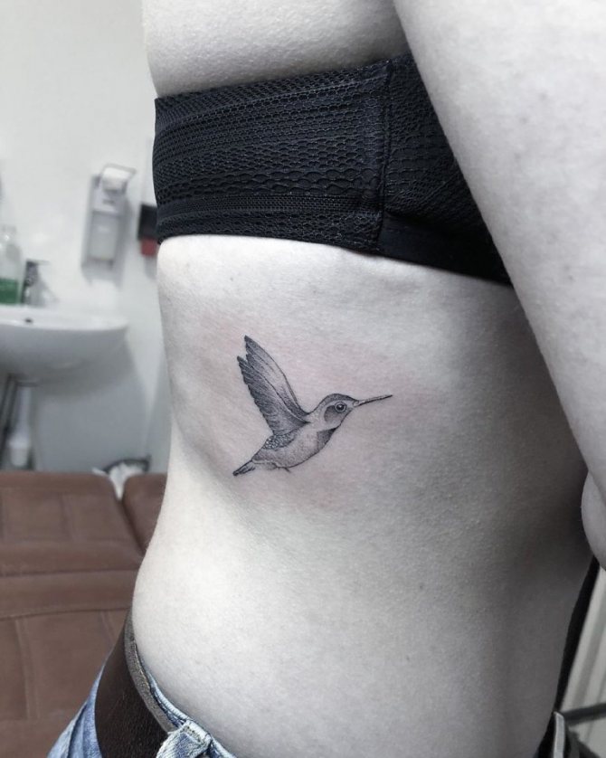 Татуировки за момичета на ребрата