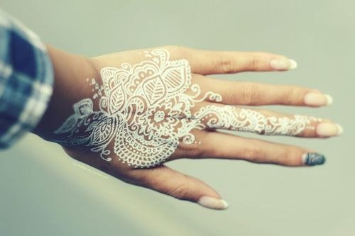 Tatouages pour filles sur le bras et leur signification. Photos, dessins, beaux, petits, inscriptions