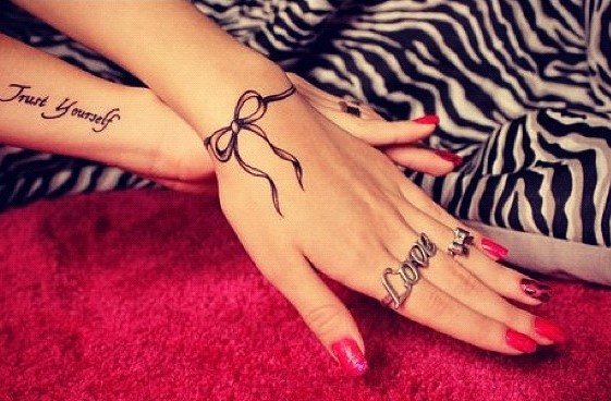 Tatouages pour filles sur le bras et leur signification. Photos, dessins, beaux, petits, inscriptions